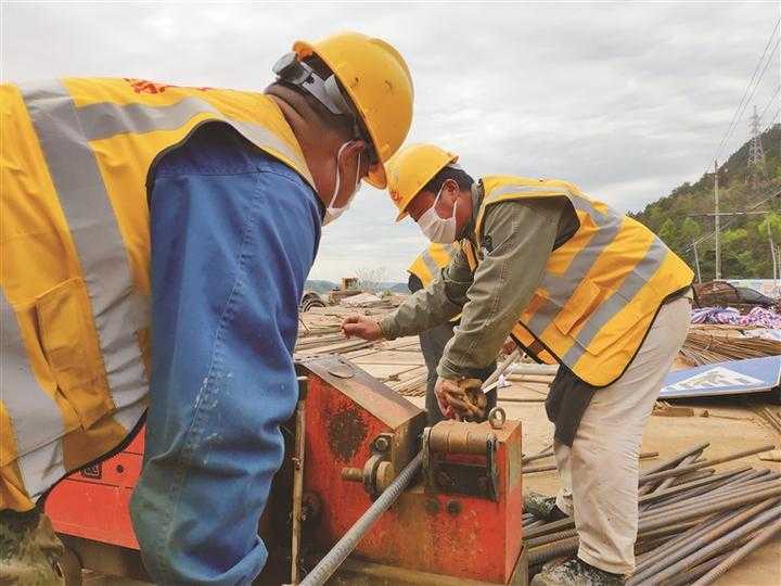生產(chǎn)生活秩序逐步恢復 綜改建投復工項目全線鋪開 