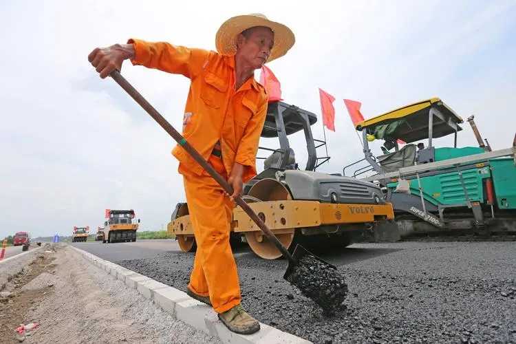 龍城大街打通工程目前進入沖刺階段 預(yù)計本月底通車 