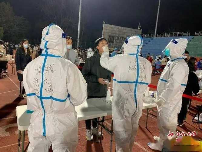 我市新增病例數(shù)和社會面檢出數(shù)在急劇上升后趨于平穩(wěn) 