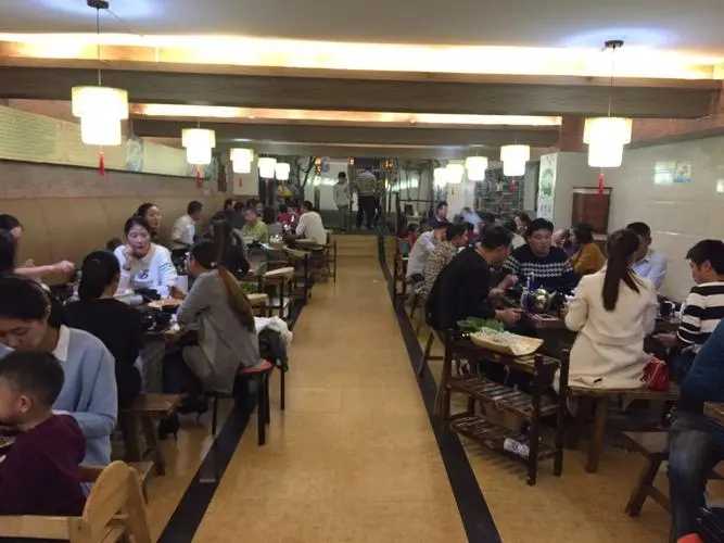 經(jīng)濟(jì)復(fù)蘇信號鮮明 太原市場迅速回暖 各類店面招工忙 