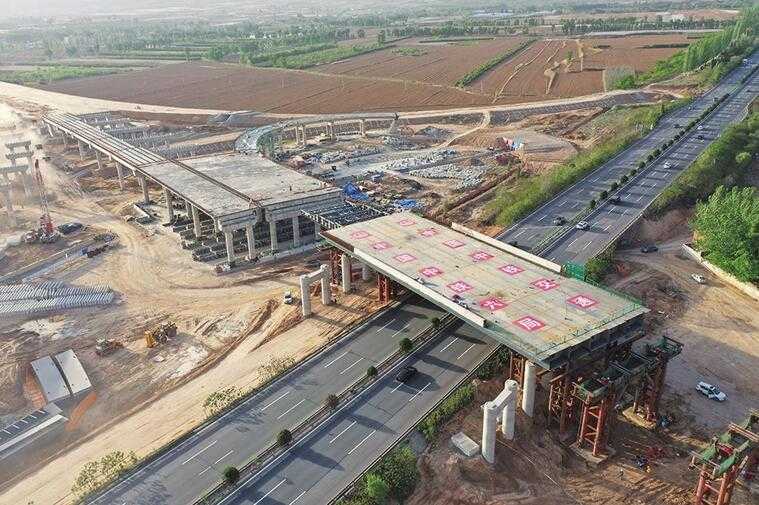 西北二環(huán)高速橋梁上跨二廣高速完成施工 