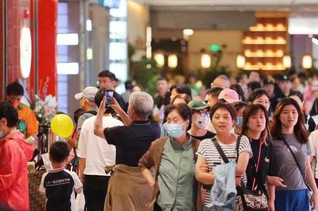 假期消費活力涌現(xiàn) 8戶商貿服務企業(yè)“攬金”近兩億元