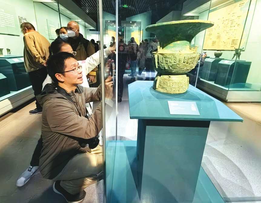 山西博物院“大河流金”黃河流域青銅文明特展現(xiàn)場(chǎng)人潮涌動(dòng)