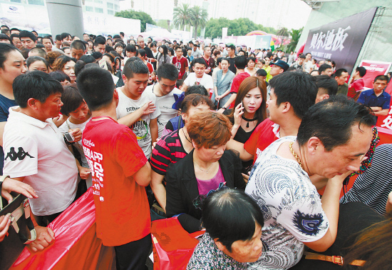 “以舊換新”火爆 市民踴躍參與家電節(jié)家博會